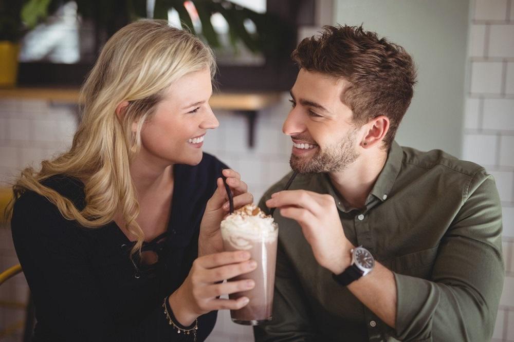 Dečko i devojka piju kafu