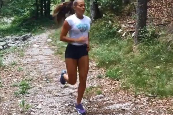 IMAMO NOVU MILJENICU U SVETU ATLETIKE! Njeno ime je Manca, a kada protrči, sudije gube moć rasuđivanja! (FOTO) (VIDEO)