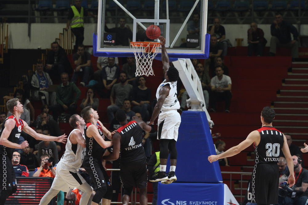 Patrik Miler zakucava na utakmici sa Lijetuvosom