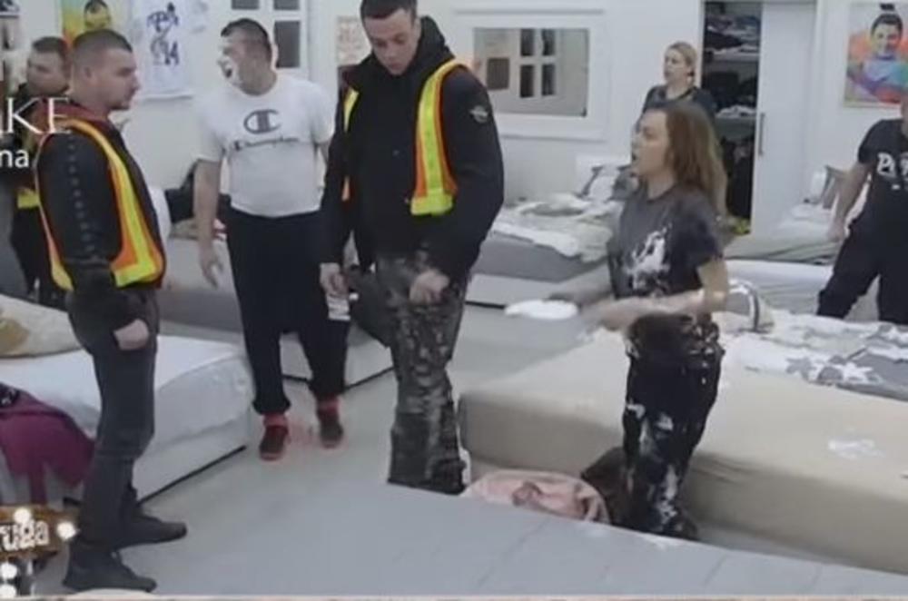 Maca je načisto odlepila kad joj je Teodora zalepila šlag na lice