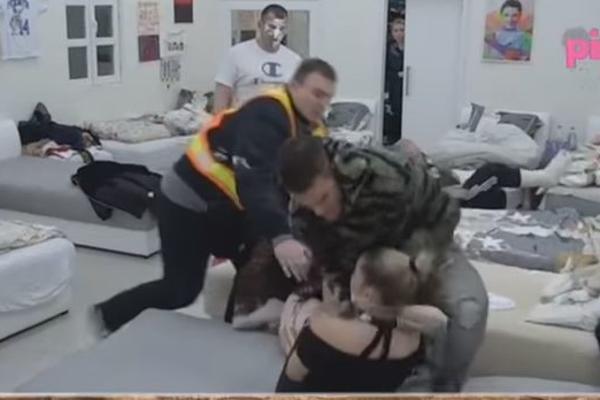 ŠUTIRANJE, ŠAMARI, MOMAK UDARIO NA DEVOJKU... NEVIĐENI UŽAS U ZADRUZI! Pala krv, sledi opšta diskvalifikacija?! (VIDEO)
