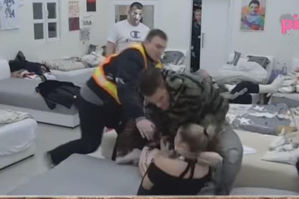 ŠUTIRANJE, ŠAMARI, MOMAK UDARIO NA DEVOJKU... NEVIĐENI UŽAS U ZADRUZI! Pala krv, sledi opšta diskvalifikacija?! (VIDEO)