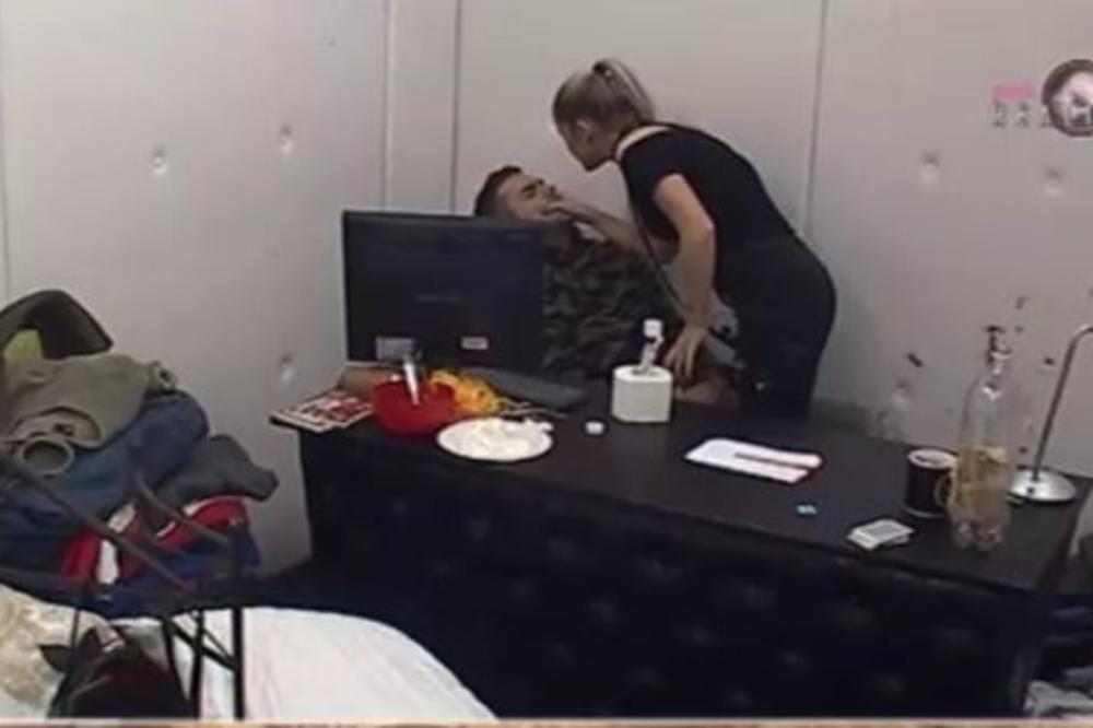 Teodora NASRNULA NA ANĐELA, ŠČEPALA GA ZA VILICU, obezbeđenje je izvuklo napolje! Izaći ćeš samo PREKO MENE MRTVE! (VIDEO)