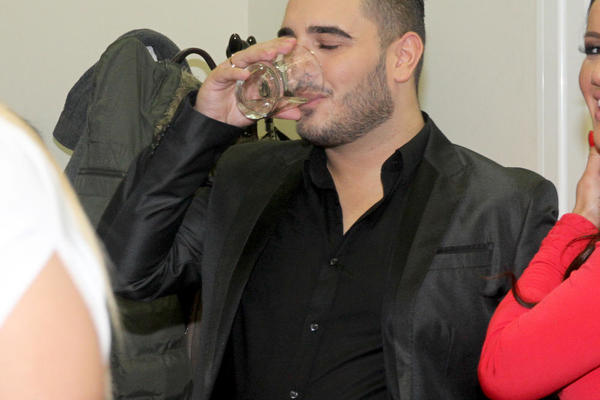 DARKO JE ŠMRKAO U MOM KUPATILU! Poznata starleta OTKRILA ŠOKANTNU TAJNU I UKOPALA PEVAČA!