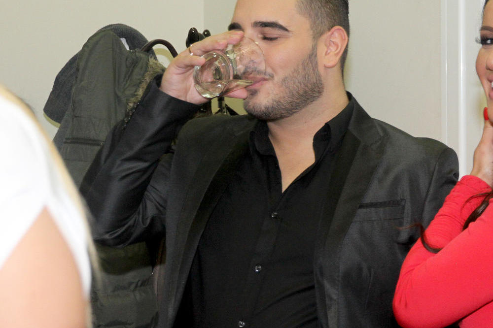 DARKO JE ŠMRKAO U MOM KUPATILU! Poznata starleta OTKRILA ŠOKANTNU TAJNU I UKOPALA PEVAČA!