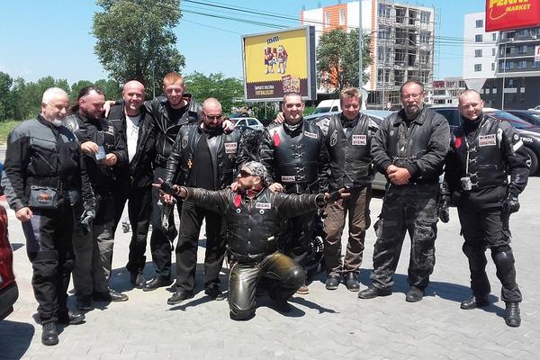 KO IZDA BRATA, LETI NAPOLJE! Ovi srpski bajkeri imaju stroga pravila i ŽIVE PRAVI ROKENROL NA TOČKOVIMA! (FOTO)