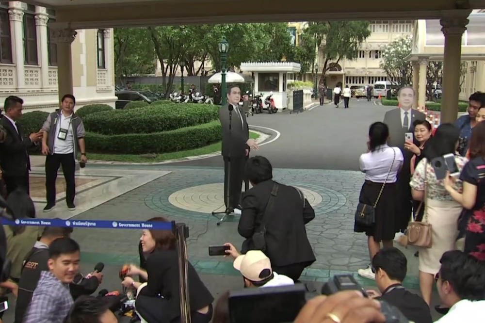 OVAJ PREMIJER ZNA KAKO DA IZBEGNE NEZGODNA PITANJA NOVINARA: Umesto da se pojavi  na konferenciji, poslao KARTONSKU VERZIJU sebe!