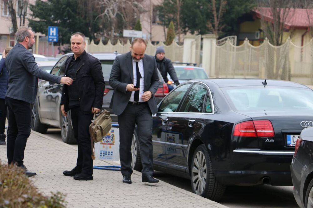 Nasmejani Janković izlazi iz skupog automobila