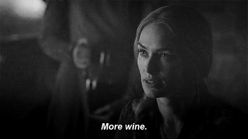 Žena pije vino