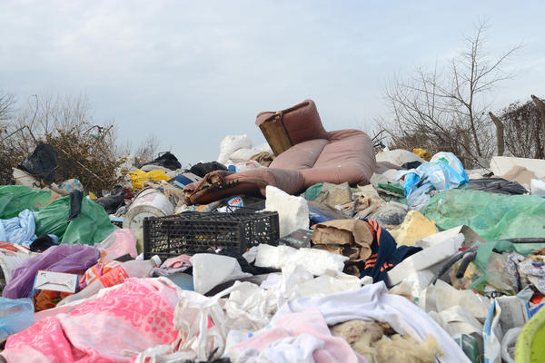 SRPKINJA NAŠLA SMEĆE NA FRUŠKOJ GORI PA GA POŠTOM VRATILA VLASNIKU: Otkrila o kome se radi po detalju koji je BACIO
