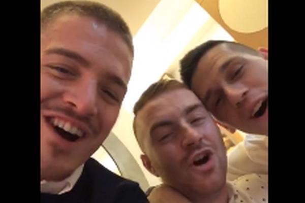 GRMELE GROBARSKE PESME KOD STOJKETA NA SLAVI: Ožegović iz sveg glasa pevao o Ubici cigana! (VIDEO)