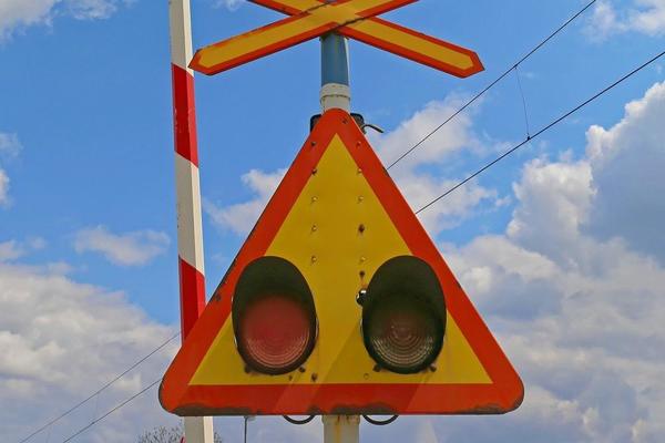 VOZ NALETEO NA AUTO, UBIO VOZAČA NA LICU MESTA! Pružni prelaz kod ŠAPCA je bio NEOBEZBEĐEN!