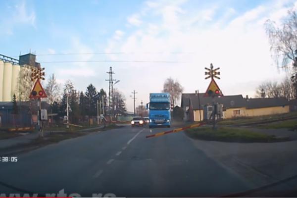 VOZAČI ZBOG PAR SEKUNDI RIZIKUJU ŽIVOTE: Snimak sa srpske pruge je za nevericu (FOTO)