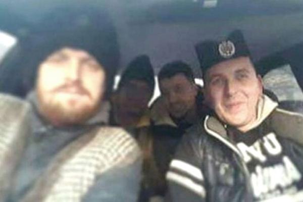 POLICAJAC SUSPENDOVAN ZBOG FOTOGRAFIJE NA FEJSBUKU: Držao podignuta TRI PRSTA sa ČETNIČKIM obeležjima (FOTO)