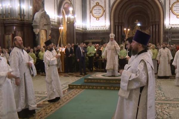 Fotografija ruskog sveštenika zbunila vernike: Šta mu to stoji iza uveta i da li je on uopšte POP?! (FOTO)
