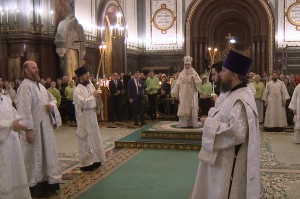 Fotografija ruskog sveštenika zbunila vernike: Šta mu to stoji iza uveta i da li je on uopšte POP?! (FOTO)