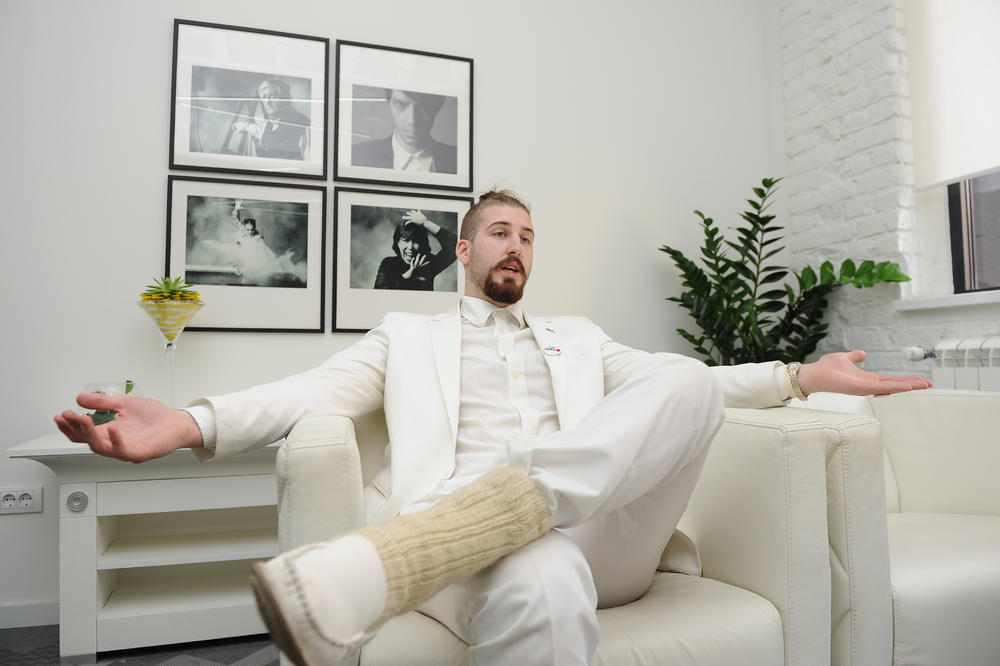 ČIKA PONOVO JAŠE I TO SA NOVOM FRIZUROM! Beli Preletačević se ULEPŠAVA pred predizbornu kampanju i ima novi imidž! (FOTO)