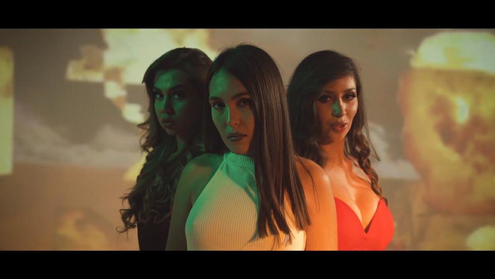 U spotu se pojavljuju mnoge lepotice