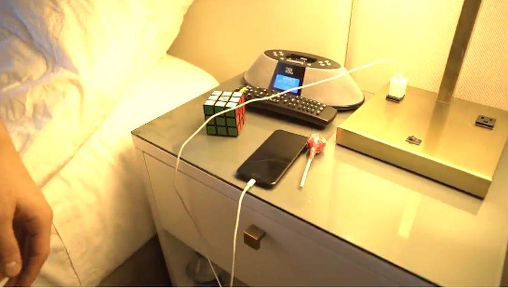 Bogdan Bogdanović na noćnom stočiću drži telefon i Rubikovu kocku