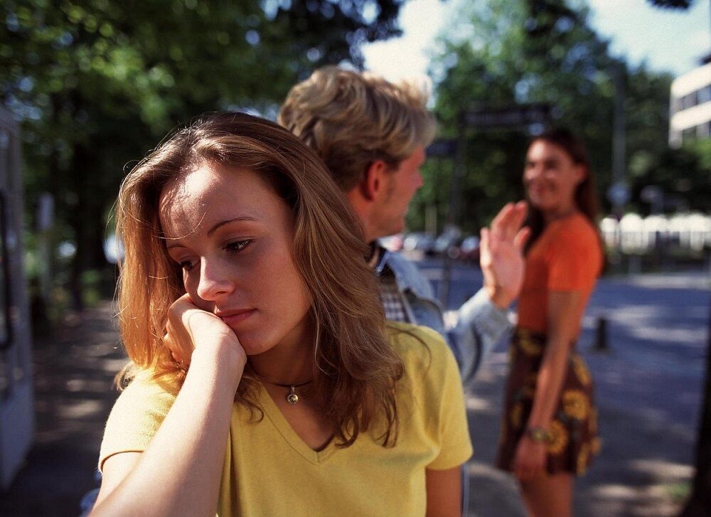 Dečko razgovara sa devojkom