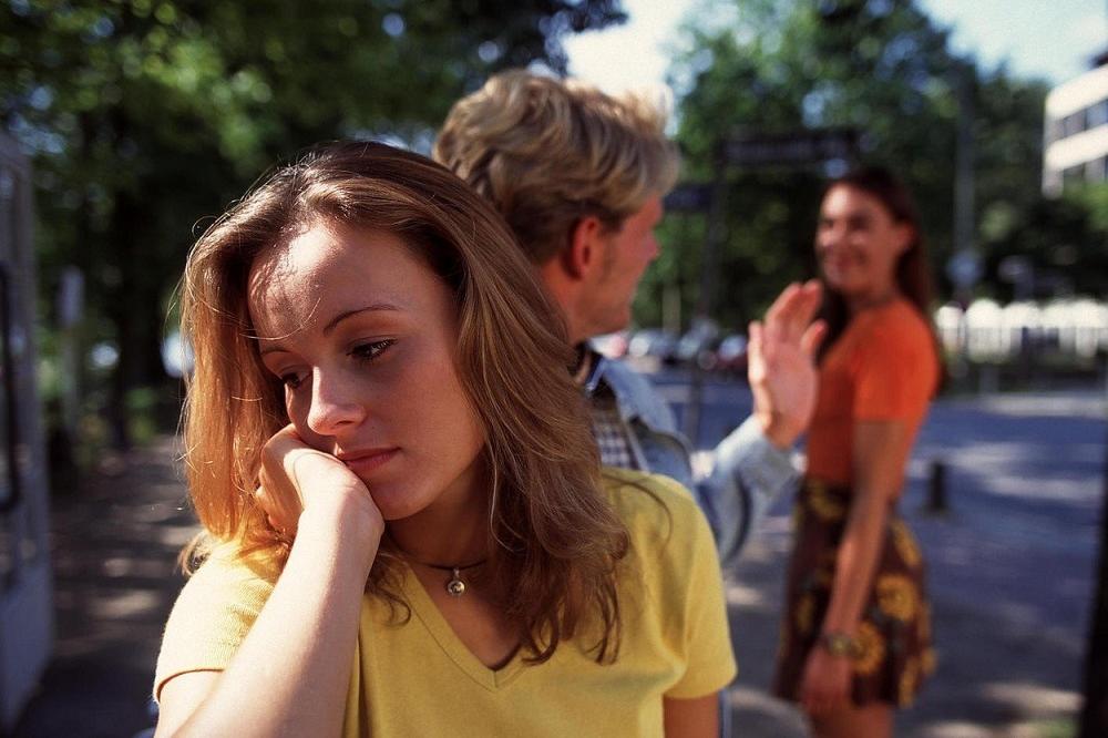 POZELENITE OD LJUBOMORE svaki put kad vidite ŽENSKO PORED NJEGA? Kako da ne oterate dečka od sebe! (FOTO)