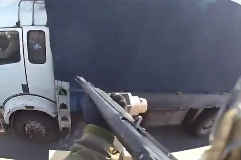 SNIMAK KOJI JE AMERIČKA VOJSKA POKUŠALA DA ZATAŠKA: Vojnik pucao na civilni kamion u Avganistanu! (VIDEO)