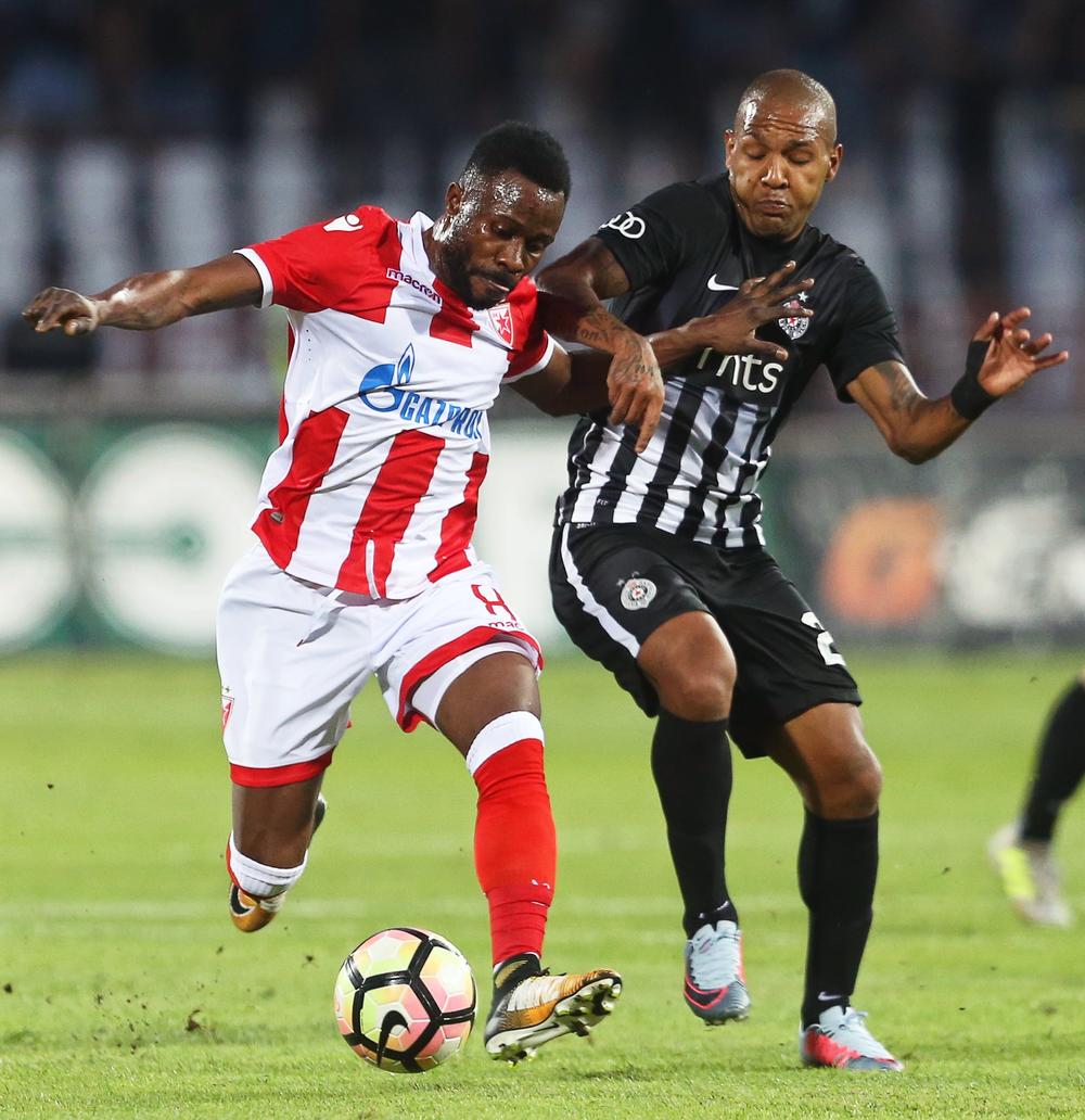 Everton Luiz u duelu sa Gelorom Kangom na jednom od Večitih derbija