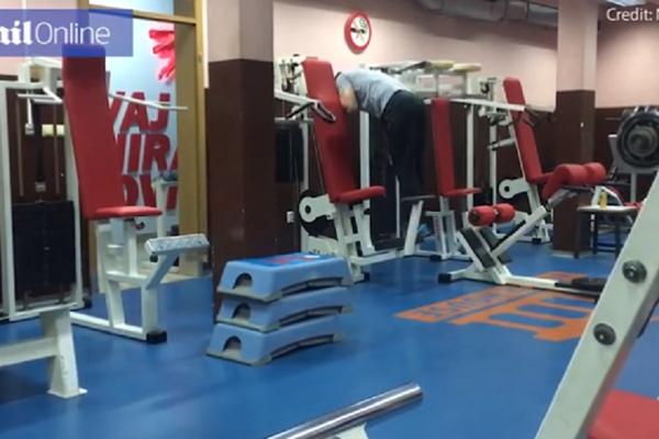 OVOM BOSANCU U TERETANI SMEJE SE CEO SVET: Niko ne može da veruje šta je radio na ovoj mašini! (VIDEO)