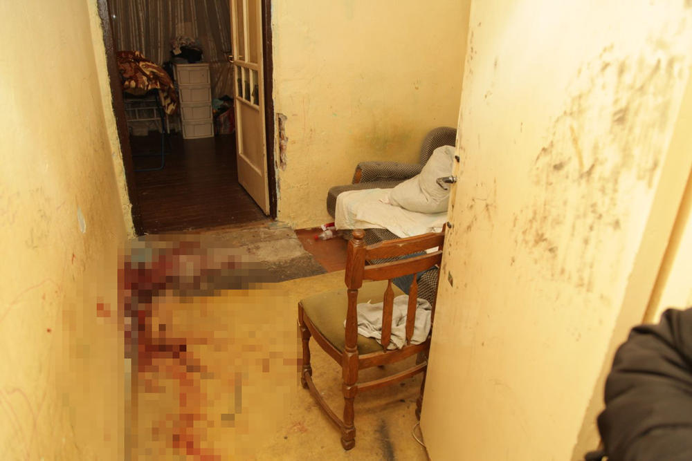 Duž hodnika nalaze se krvave mrlje