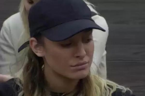 LUNU NIKAD NIKO NIJE OVAKO PONIZIO: Samo je spustila glavu, dok su joj suze kretale na oči! (VIDEO)