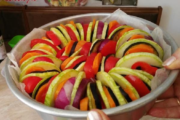 RATATUJ je francuski specijalitet, a najbolji je na bakin način! Odličan je i za VEGANE (VIDEO)