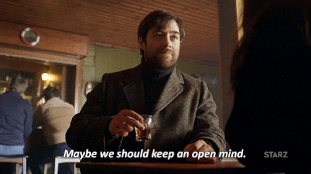 Muškarac sedi u kafiću