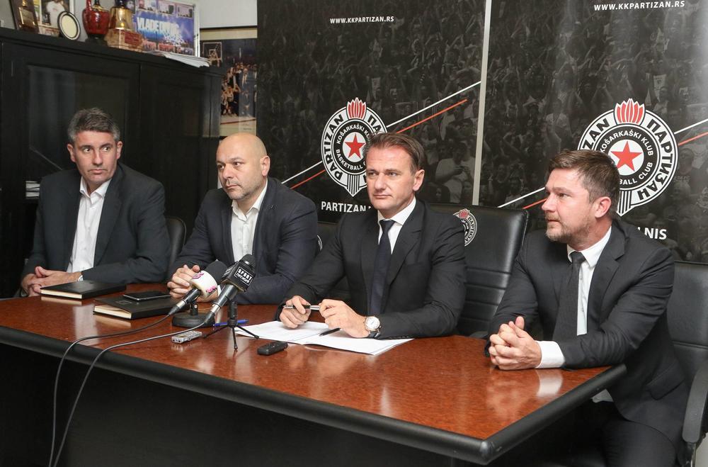 Mlađan Šilobad sa upravom kluba na pres konferenciji