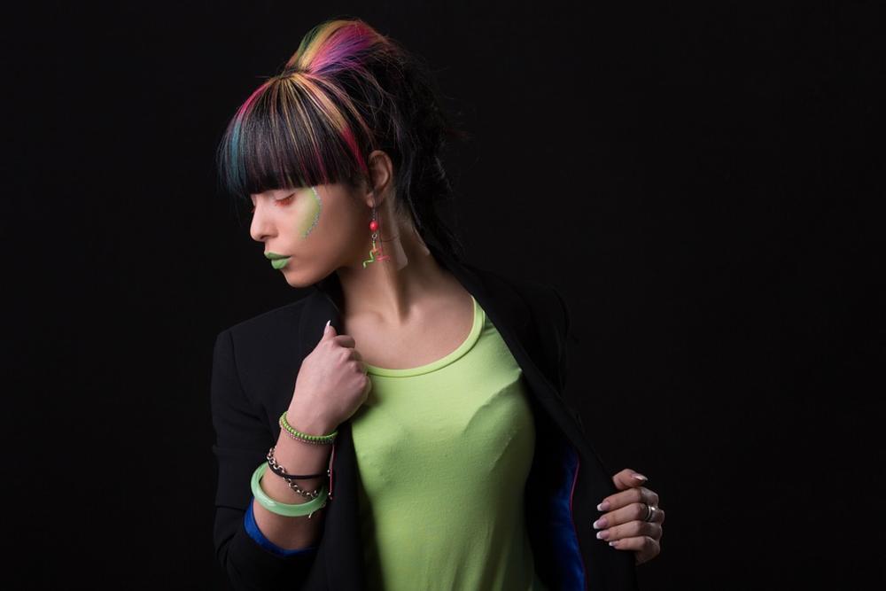 Devojka sa ofarbanom kosom