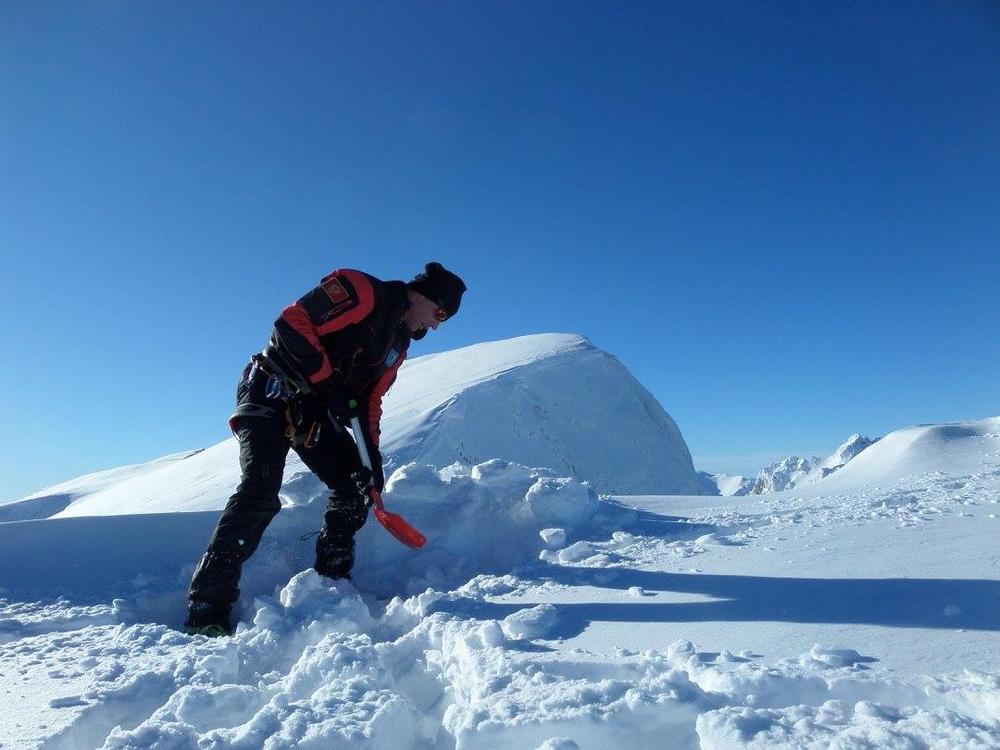 Rajko Popović priprema teren za šator