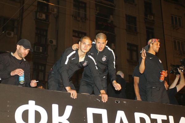 NIJE BAŠ KAO KLEO... Napadač Partizana među fudbalerima Crvene zvezde! (FOTO) (VIDEO)