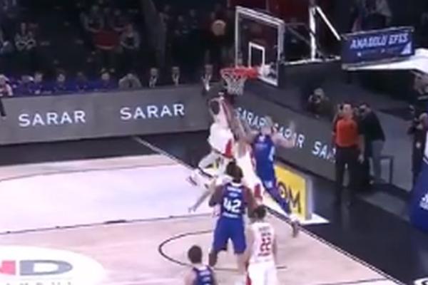 TURCI TRAŽILI SKINUTU, ALI DŽABE! Banana Lesora! Da je skočio malo više, završio bi na tabli! (VIDEO)