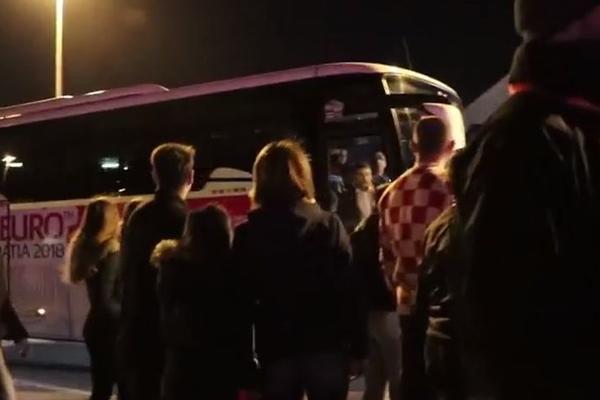 ORLOVI DOLETELI MEĐU 12.000 RAZULARENIH HRVATA! Ovako je protekao dolazak srpskih rukometaša u splitsku arenu! (VIDEO)