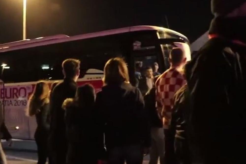 ORLOVI DOLETELI MEĐU 12.000 RAZULARENIH HRVATA! Ovako je protekao dolazak srpskih rukometaša u splitsku arenu! (VIDEO)