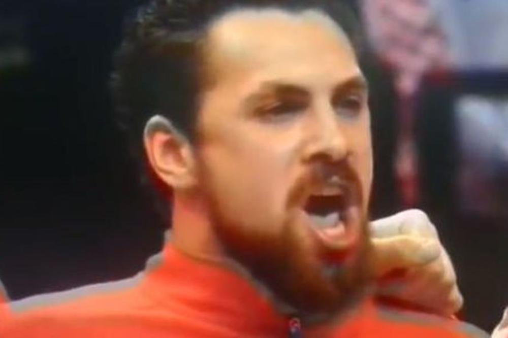 ZVIŽDUCI PROBIJALI BUBNE OPNE, A ORLOVIMA PUCALE GLASNE ŽICE: Ovako su rukometaši Srbije pevali Bože pravde u Splitu! (VIDEO)