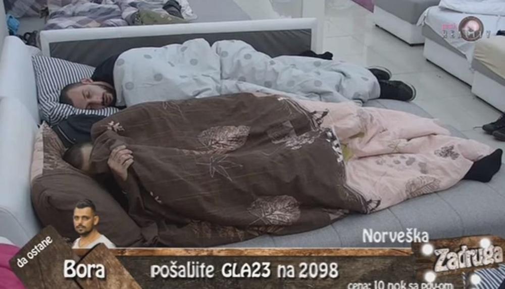 Filip i Zorana u akciji dok Đekson spava pored njih