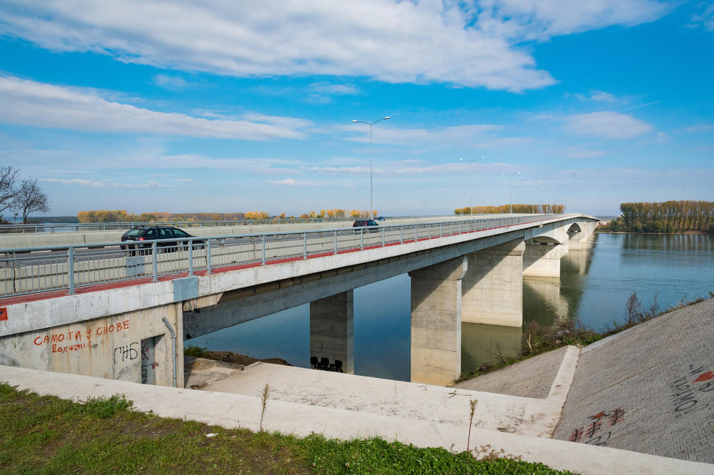 HOROR NA PUPINOVOM MOSTU: Zakucao se u banderu i poginuo, do siline udara auto je skroz smrskan!