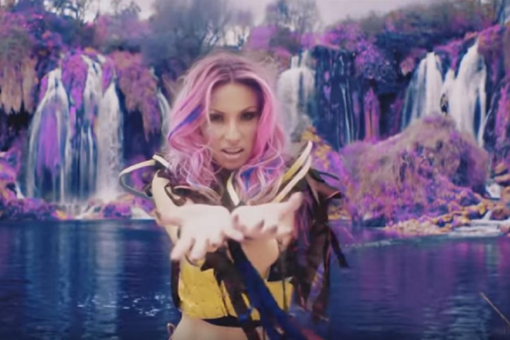 RATNICA AMAZONKA: Srpska pevačica potpuno promenila lični opis! Možete li uopšte da je prepoznate! (FOTO)