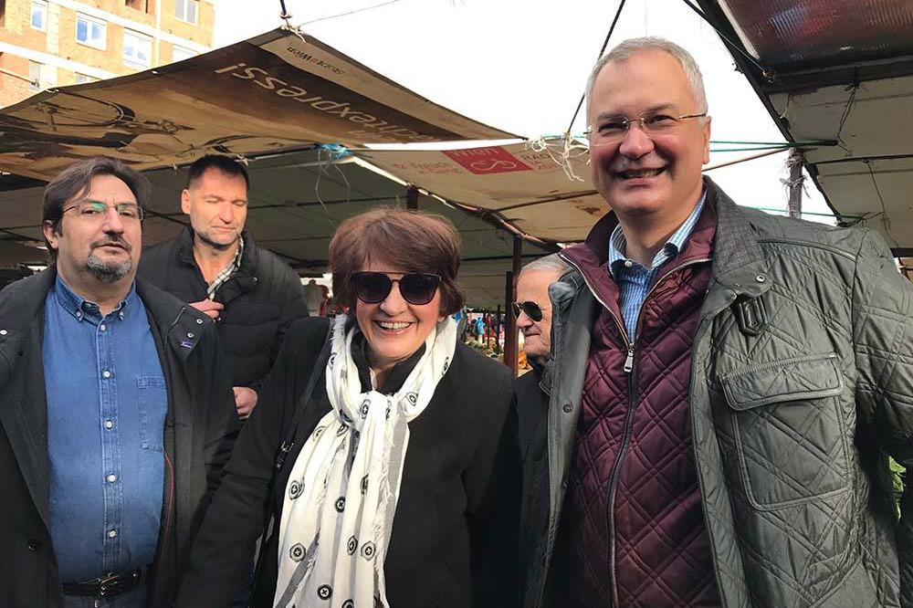 DEMOKRATE I NOVA STRANKA IZAŠLE NA BEOGRADSKE PIJACE: Šutanovac i Vesna Rakić Vodinelić pred građanima kritikovali plan za metro! (FOTO)