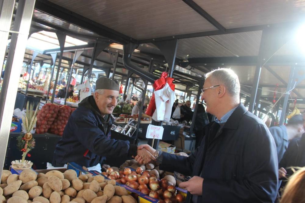Dragan Šutanovac je obišao građane na pijaci