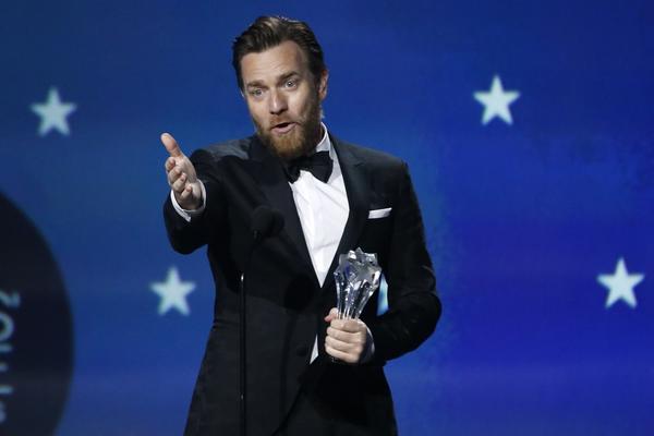 NAJVEĆI DŽUKAC ILI SAMO BUDALA: Dobio nagradu pa se pred celim svetom zahvalio I LJUBAVNICI I ŽENI?! (FOTO)