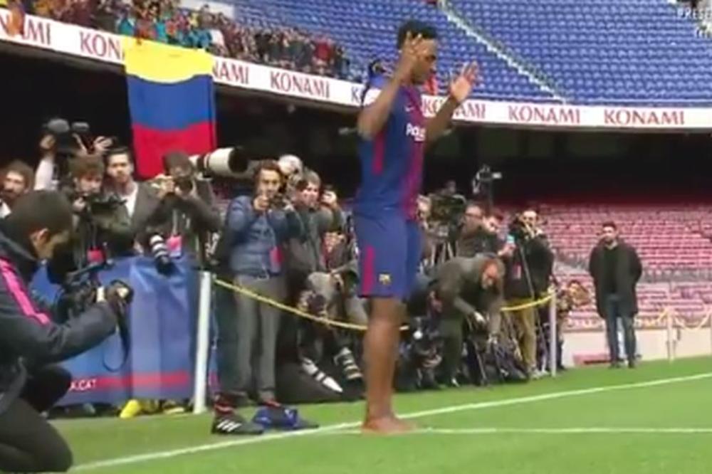 Barsa predstavila novo pojačanje, a fudbaler izašao POTPUNO BOS NA TEREN! (VIDEO)