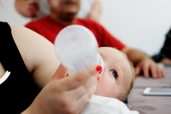 SKLANJAJTE SVE SA RAFOVA: Povučeno 12 miliona pakovanja mleka, zaraženo je SALMONELOM!