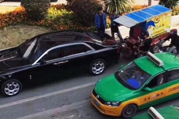 SVET JE PREVIŠE SUROV! Siromašni vozač je udario u SKUP AUTO! Njegova REAKCIJA KIDA SRCE!  (FOTO)