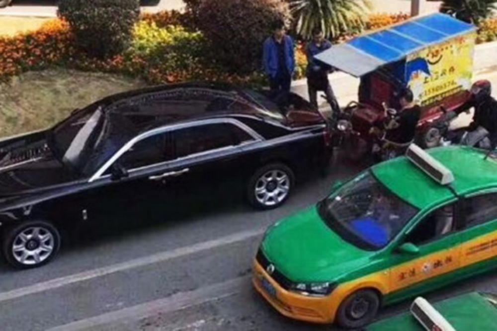 SVET JE PREVIŠE SUROV! Siromašni vozač je udario u SKUP AUTO! Njegova REAKCIJA KIDA SRCE!  (FOTO)